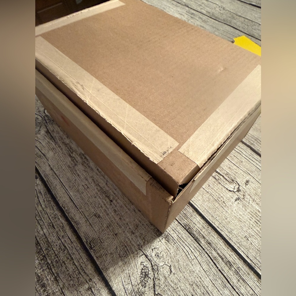 Marc Jacobs gift box/shipping box. - Picture 9 of 13